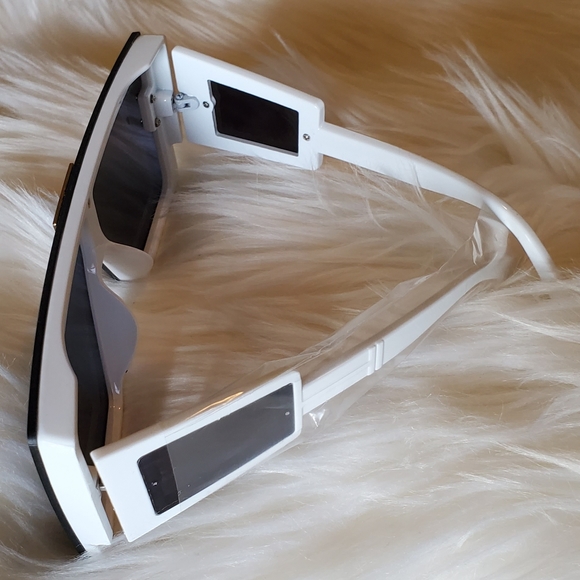 Fashionable Sunglasses - Picture 4 of 5